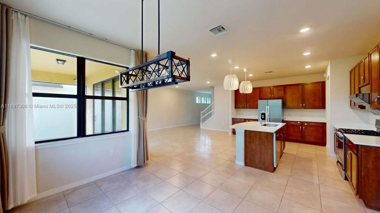 合同活跃: $3,800 (5 贝兹, 3 浴室, 2631 平方英尺)