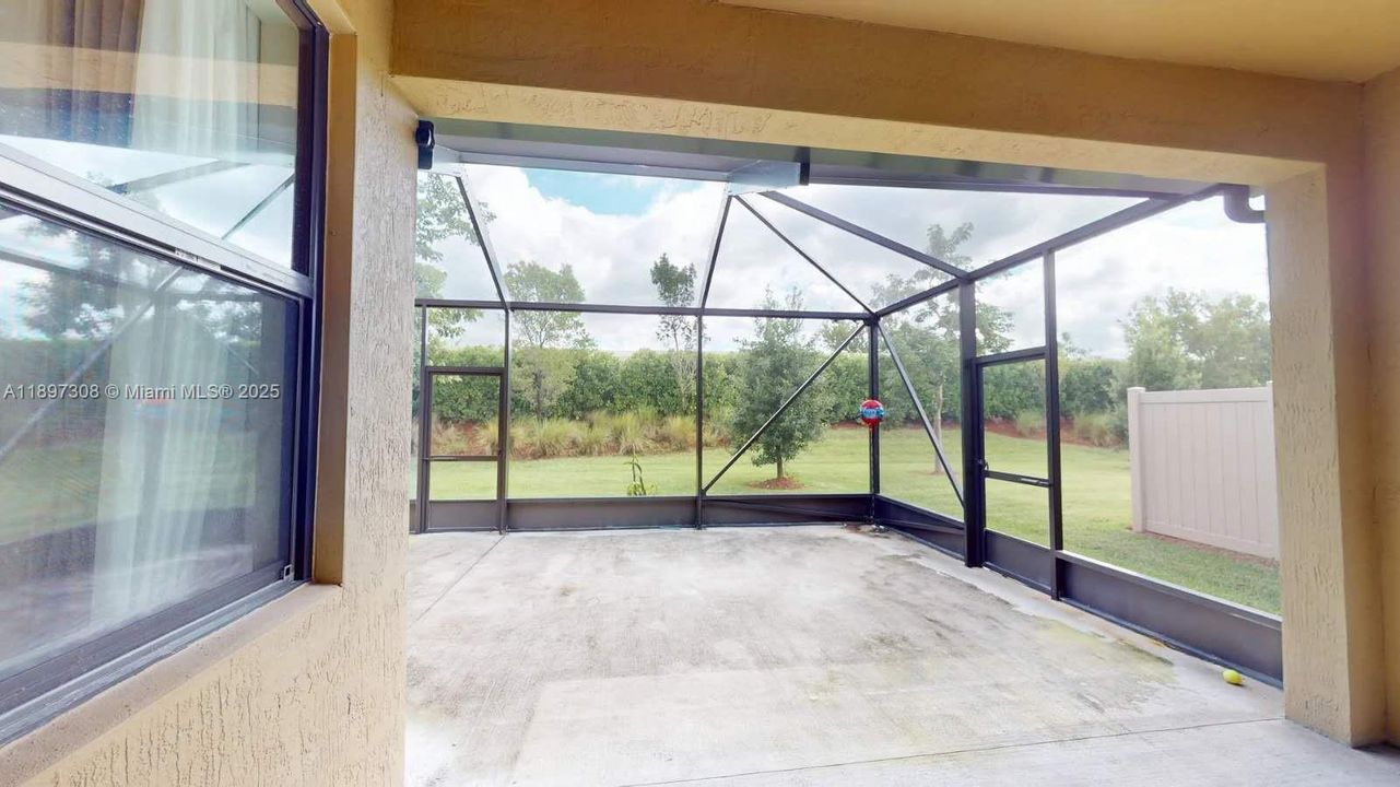 合同活跃: $3,800 (5 贝兹, 3 浴室, 2631 平方英尺)