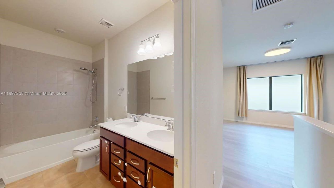 合同活跃: $3,800 (5 贝兹, 3 浴室, 2631 平方英尺)