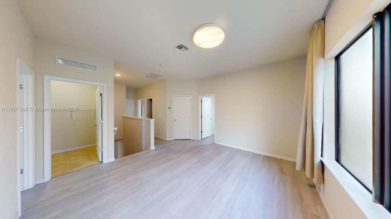 合同活跃: $3,800 (5 贝兹, 3 浴室, 2631 平方英尺)