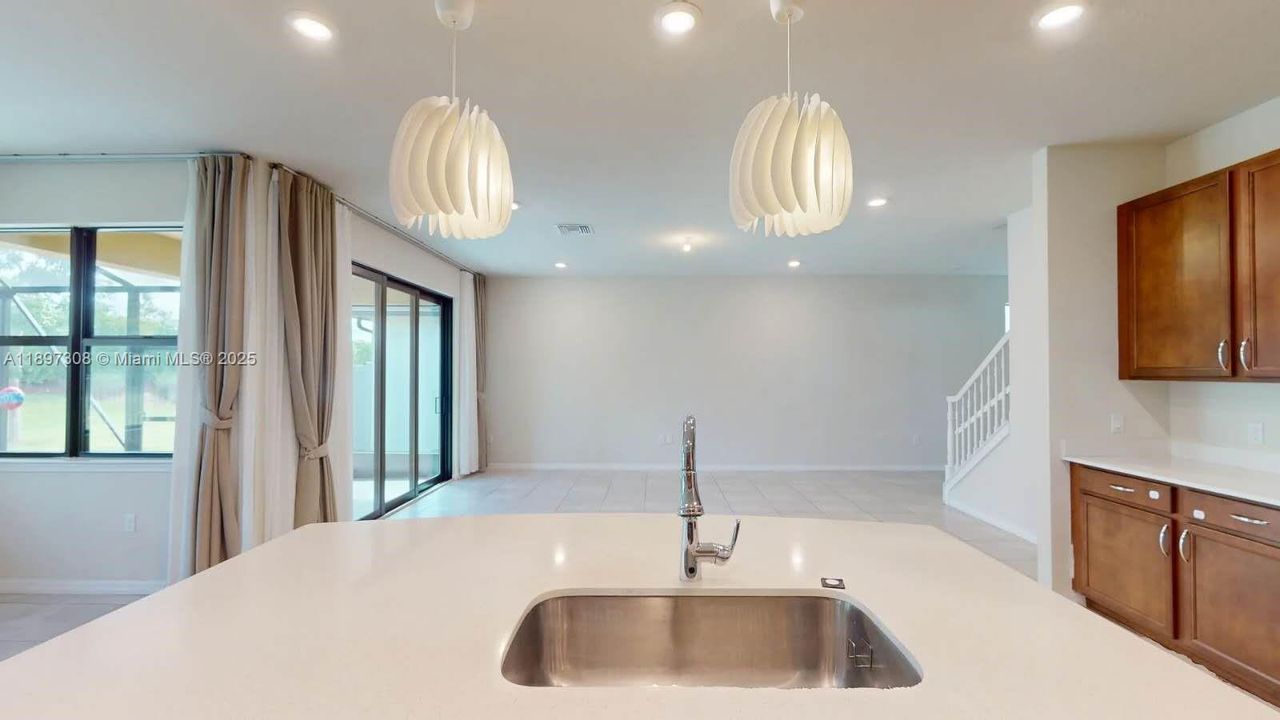 合同活跃: $3,800 (5 贝兹, 3 浴室, 2631 平方英尺)