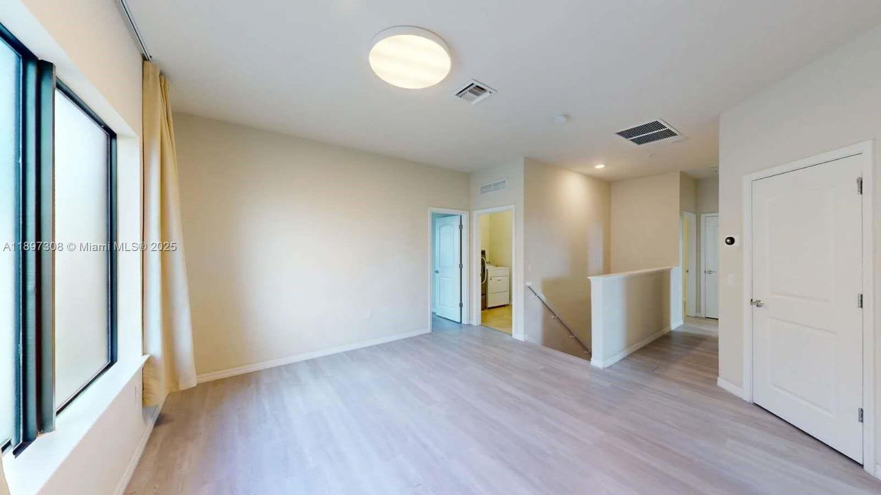 合同活跃: $3,800 (5 贝兹, 3 浴室, 2631 平方英尺)