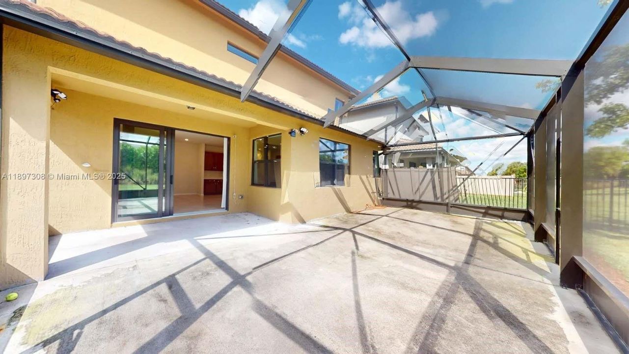 合同活跃: $3,800 (5 贝兹, 3 浴室, 2631 平方英尺)