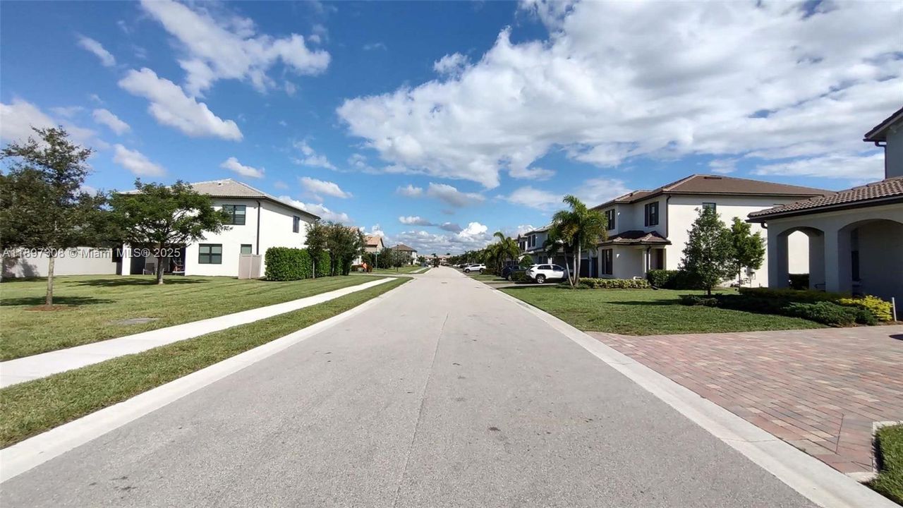 合同活跃: $3,800 (5 贝兹, 3 浴室, 2631 平方英尺)