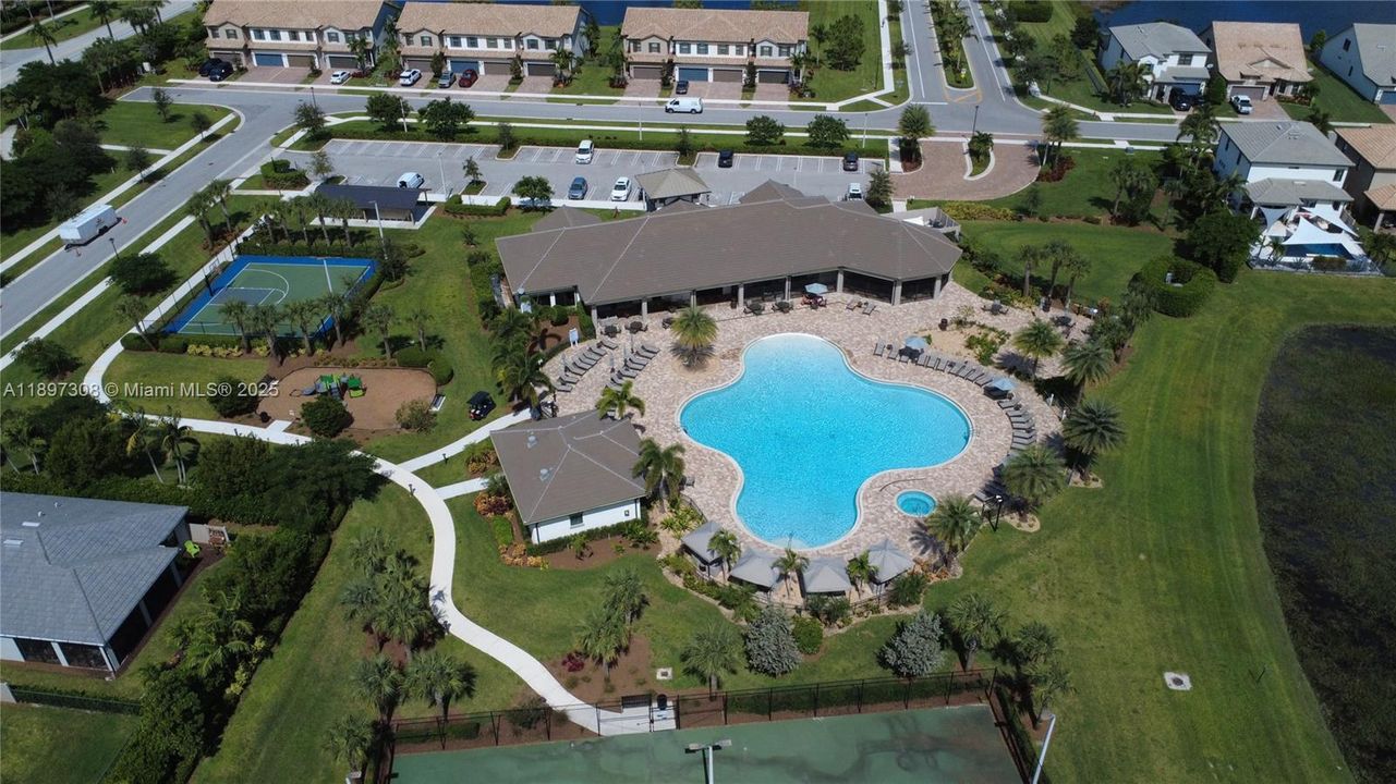 合同活跃: $3,800 (5 贝兹, 3 浴室, 2631 平方英尺)