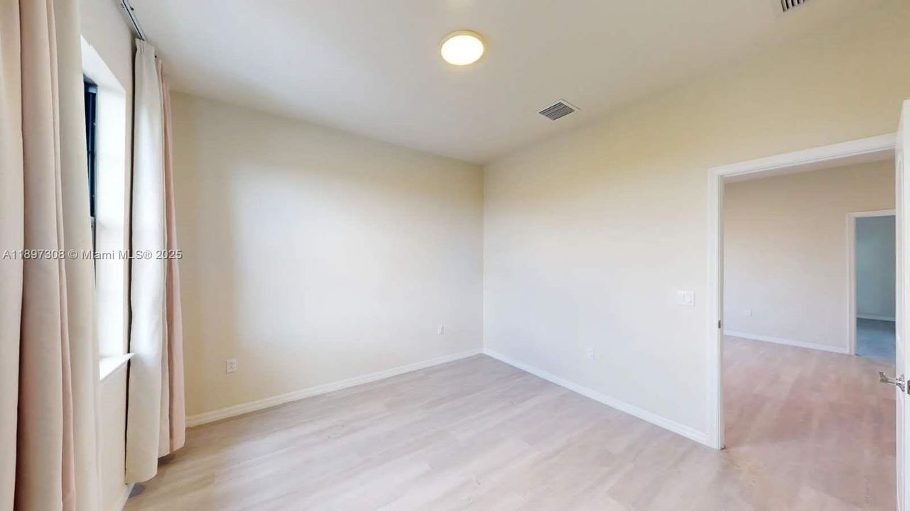 合同活跃: $3,800 (5 贝兹, 3 浴室, 2631 平方英尺)