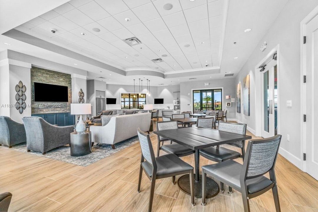 合同活跃: $3,800 (5 贝兹, 3 浴室, 2631 平方英尺)