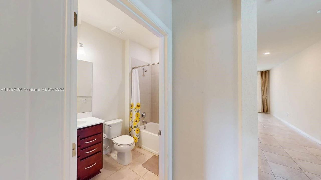 合同活跃: $3,800 (5 贝兹, 3 浴室, 2631 平方英尺)