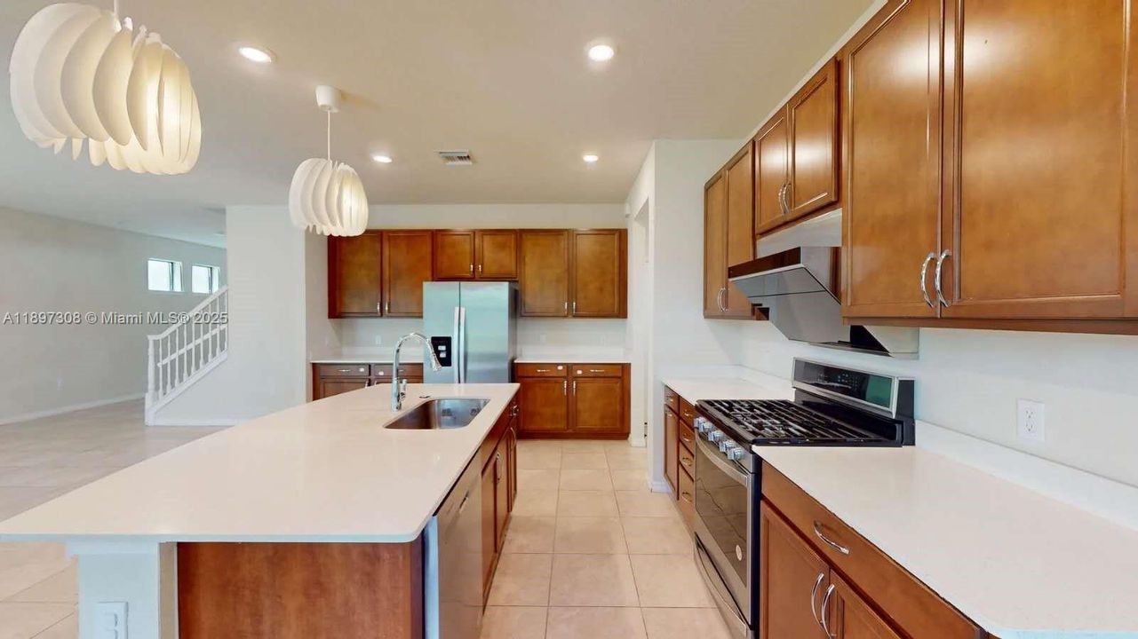 合同活跃: $3,800 (5 贝兹, 3 浴室, 2631 平方英尺)