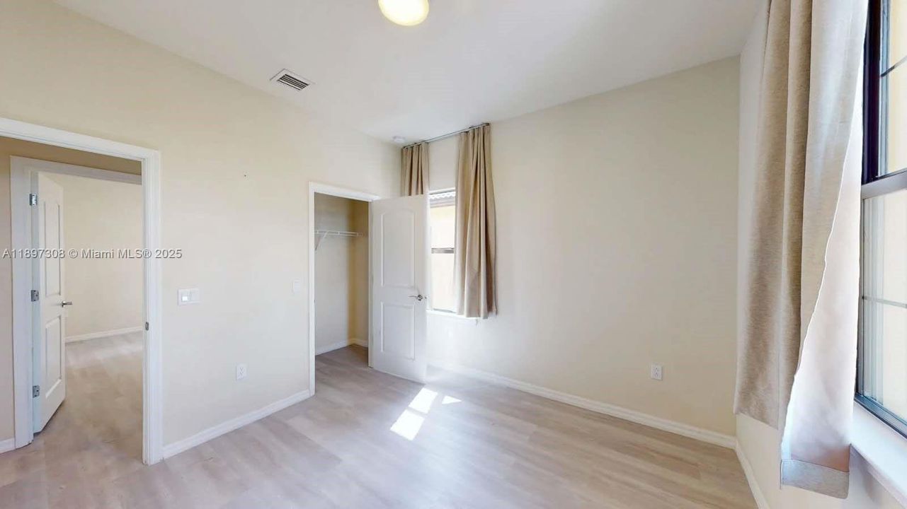 合同活跃: $3,800 (5 贝兹, 3 浴室, 2631 平方英尺)