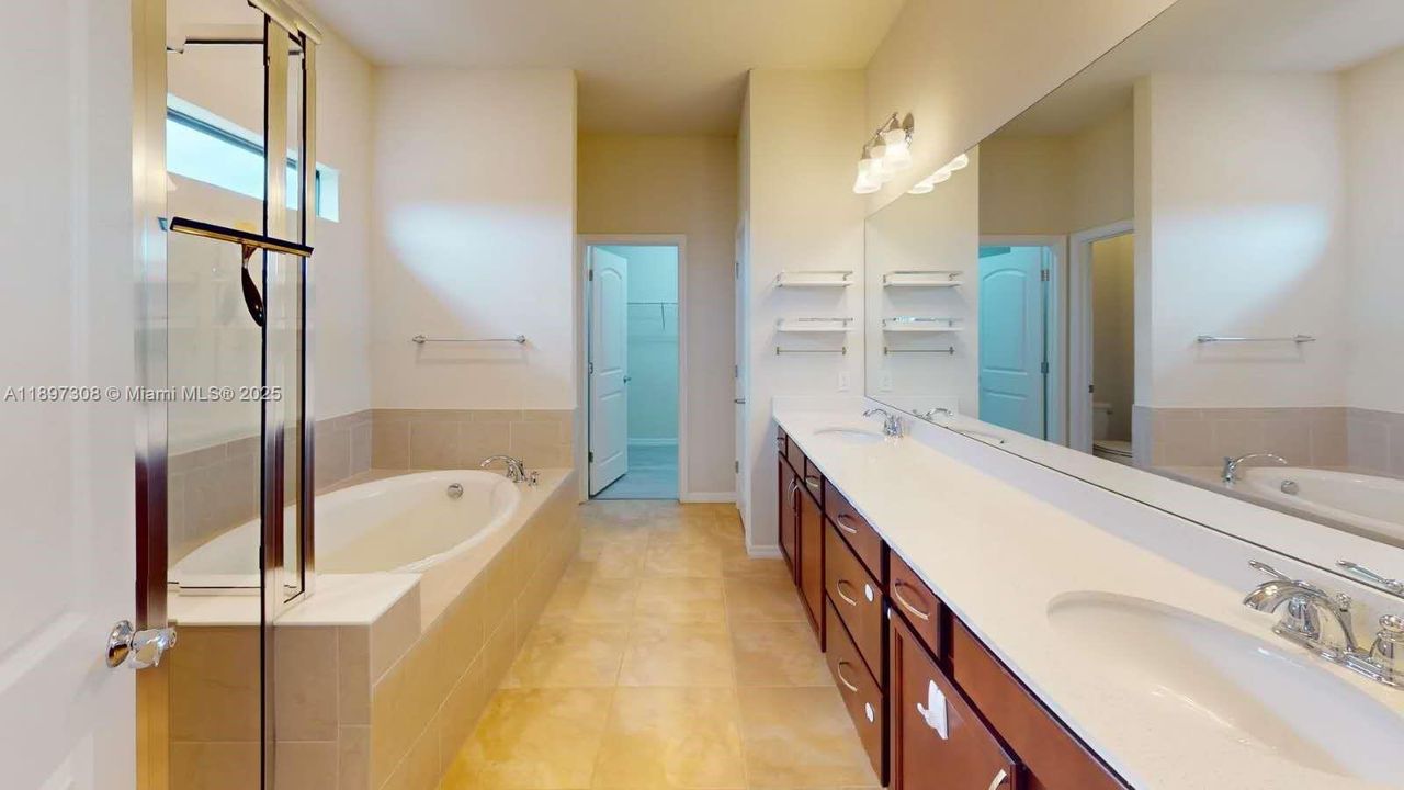 合同活跃: $3,800 (5 贝兹, 3 浴室, 2631 平方英尺)