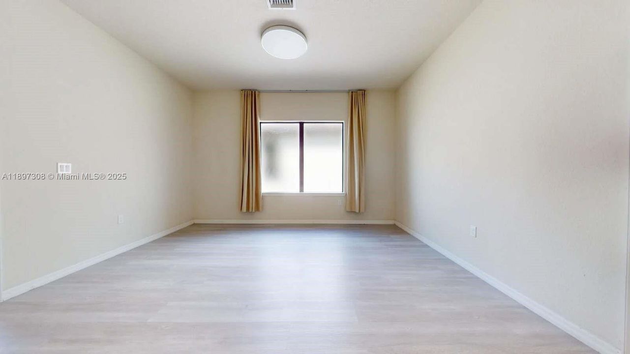 合同活跃: $3,800 (5 贝兹, 3 浴室, 2631 平方英尺)