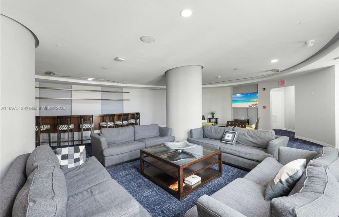 For Sale: $545,000 (2 beds, 2 baths, 1467 Square Feet)