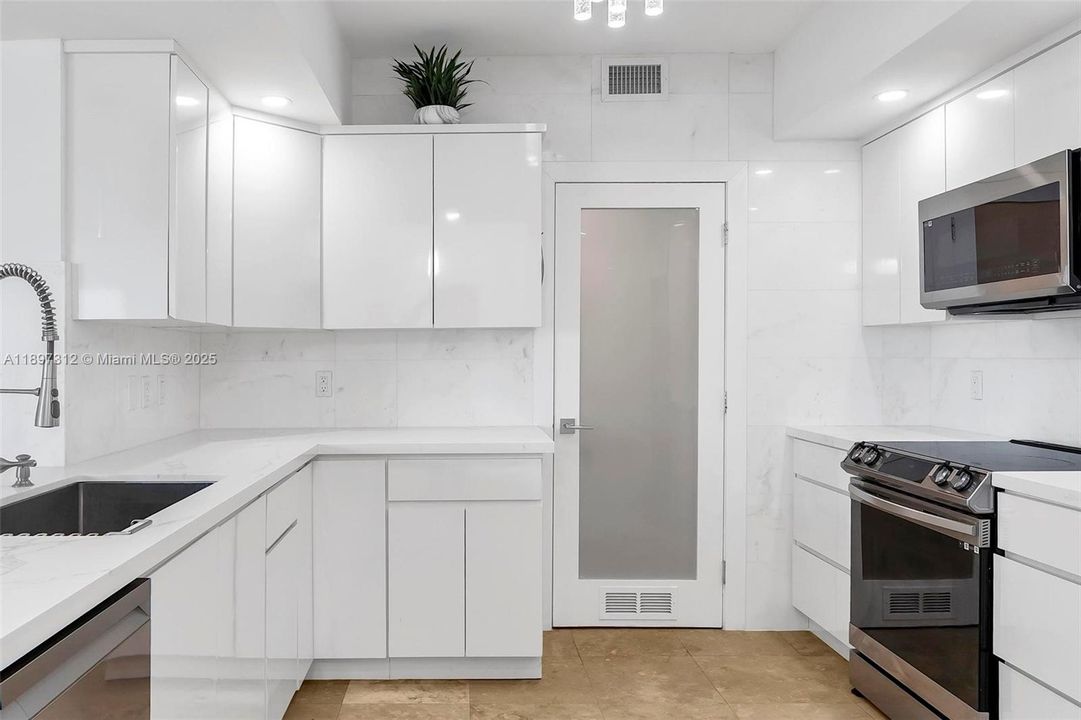 For Sale: $545,000 (2 beds, 2 baths, 1467 Square Feet)