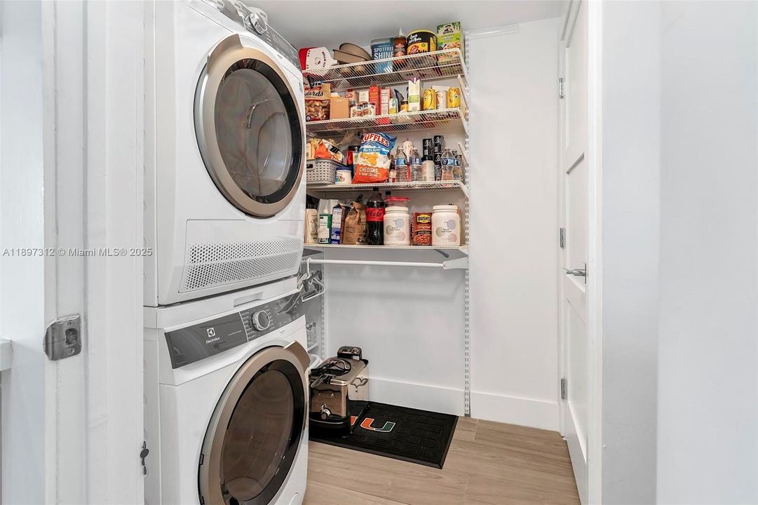 For Sale: $545,000 (2 beds, 2 baths, 1467 Square Feet)