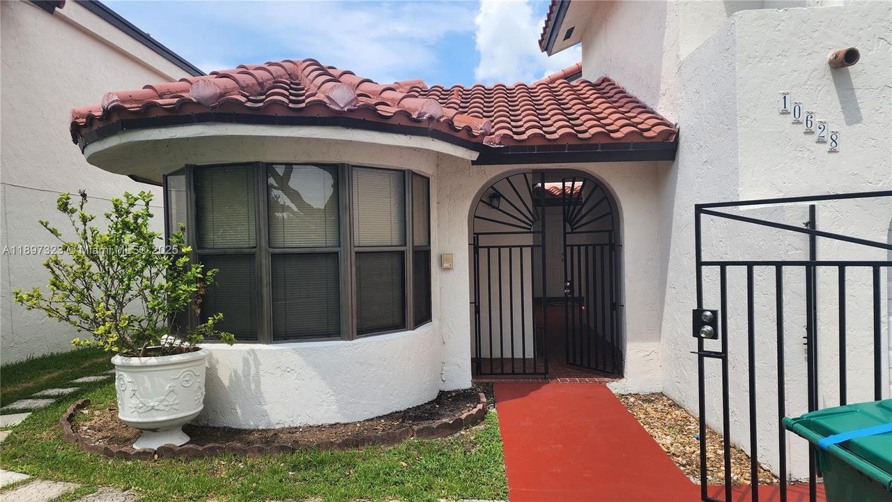 For Rent: $3,900 (4 beds, 3 baths, 2613 Square Feet)