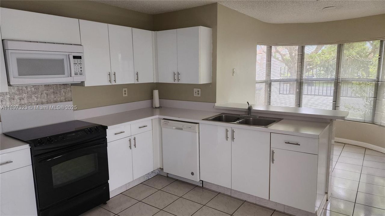 For Rent: $3,900 (4 beds, 3 baths, 2613 Square Feet)