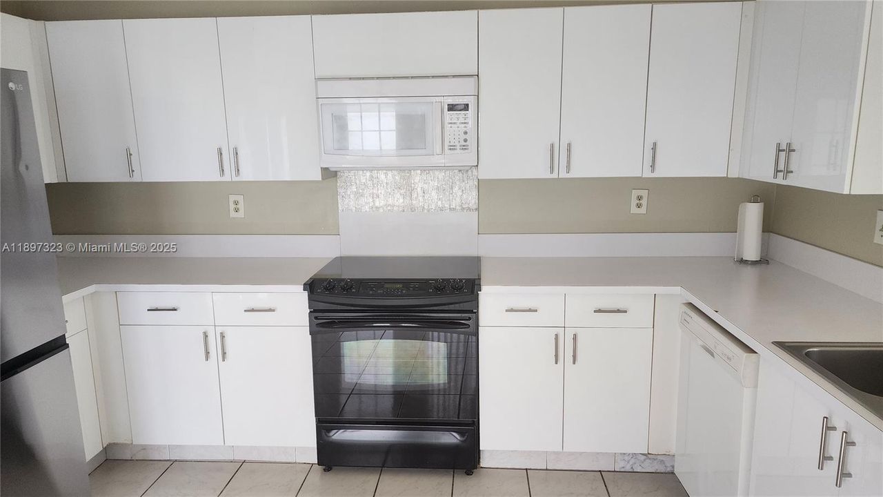 For Rent: $3,900 (4 beds, 3 baths, 2613 Square Feet)