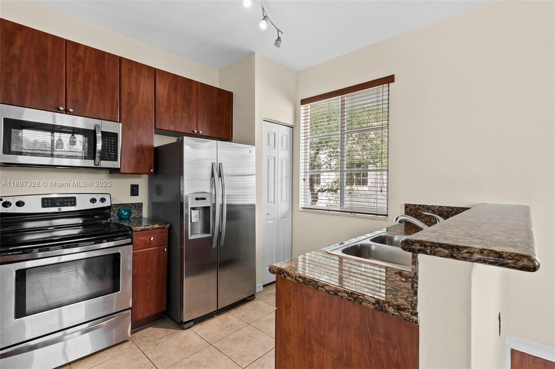 For Rent: $3,000 (3 beds, 2 baths, 1481 Square Feet)