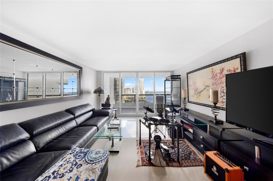 Active With Contract: $464,900 (1 beds, 1 baths, 1066 Square Feet)