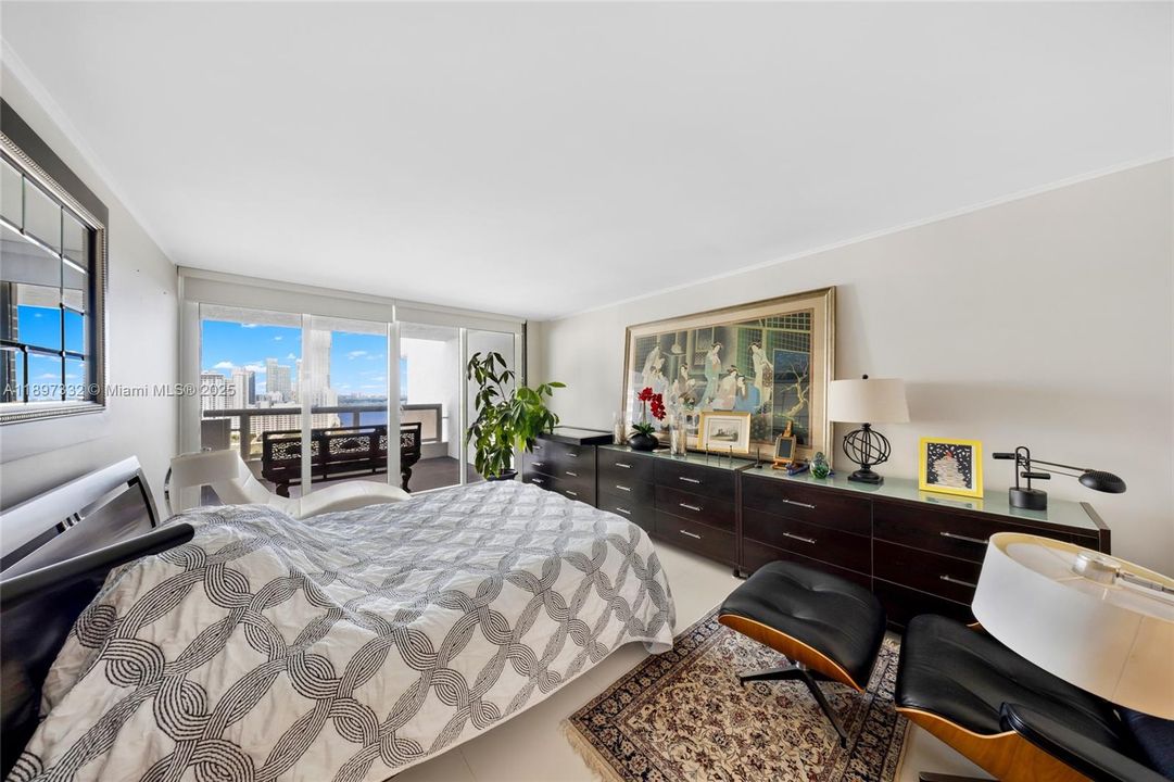 Active With Contract: $464,900 (1 beds, 1 baths, 1066 Square Feet)