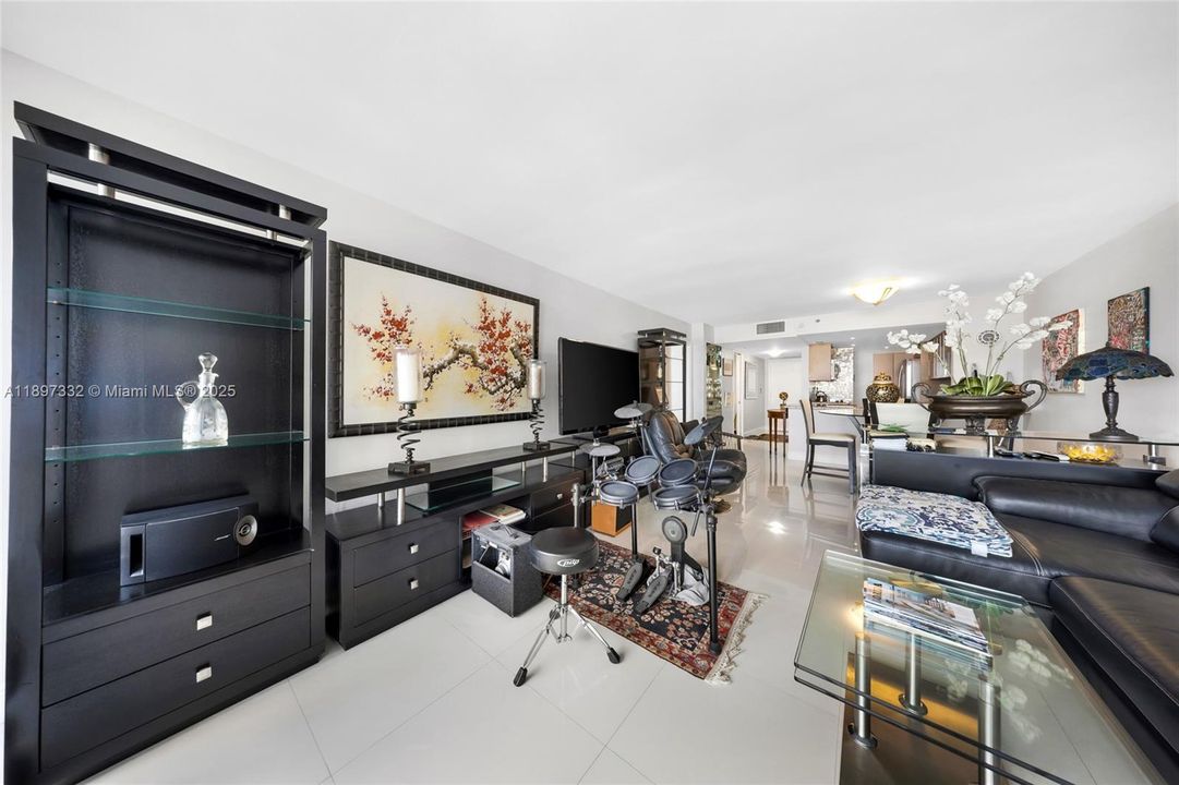 Active With Contract: $464,900 (1 beds, 1 baths, 1066 Square Feet)