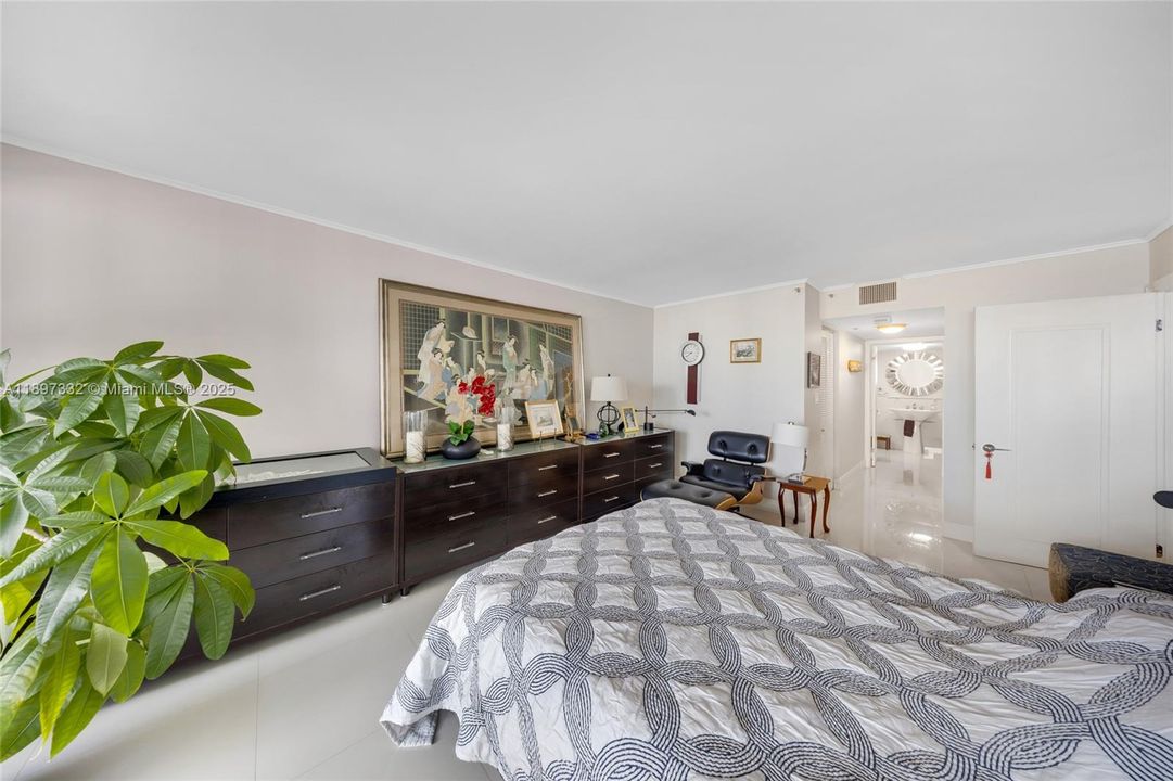 Active With Contract: $464,900 (1 beds, 1 baths, 1066 Square Feet)