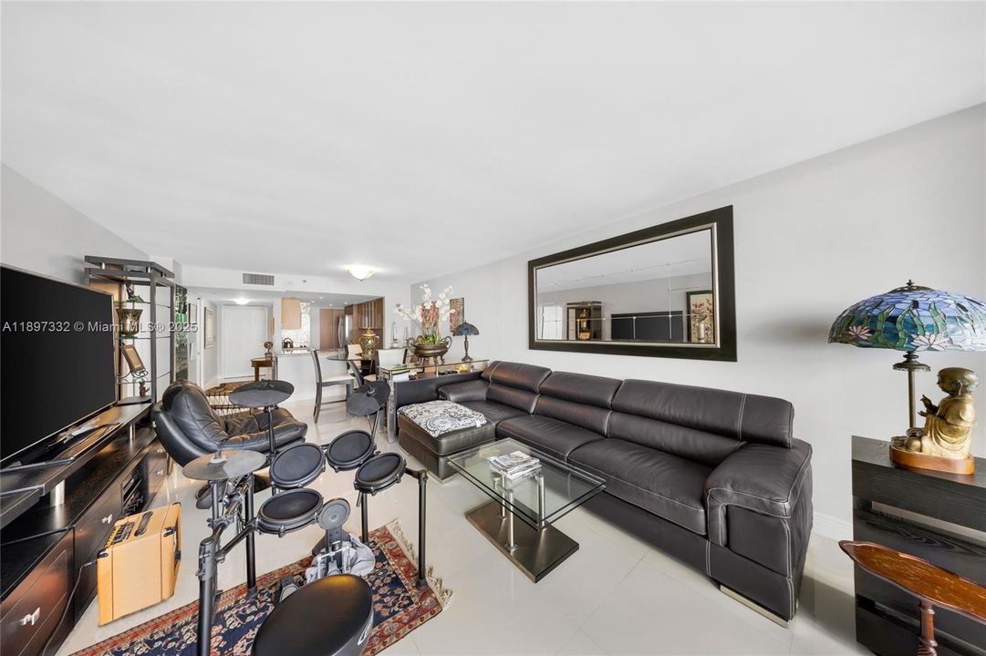 Active With Contract: $464,900 (1 beds, 1 baths, 1066 Square Feet)