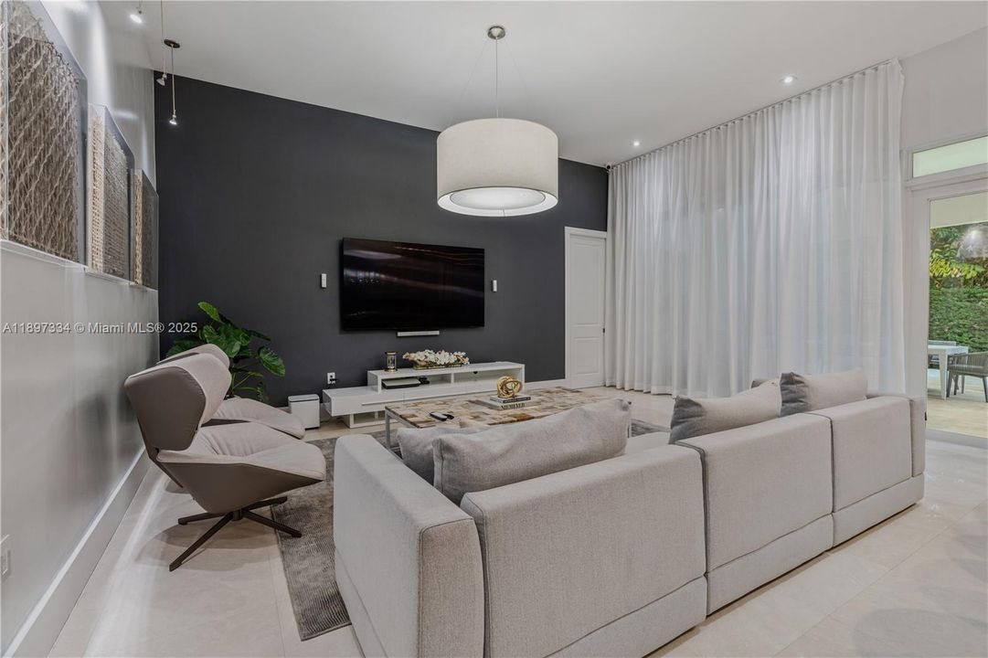 最近售出: $3,320,000 (6 贝兹, 6 浴室, 4303 平方英尺)