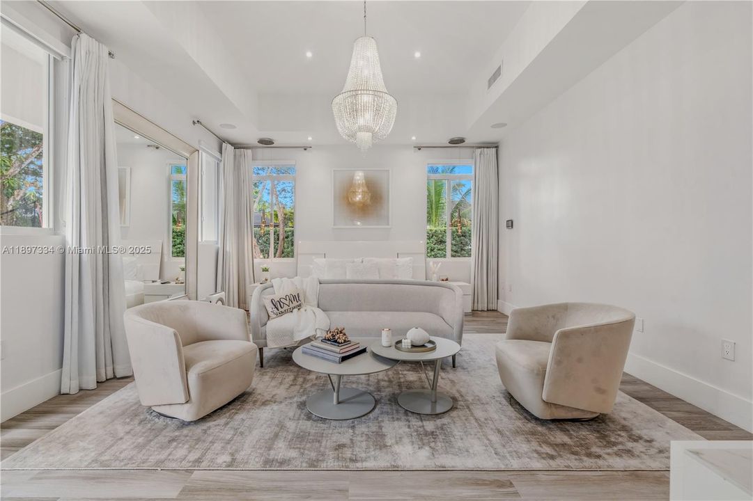 最近售出: $3,320,000 (6 贝兹, 6 浴室, 4303 平方英尺)