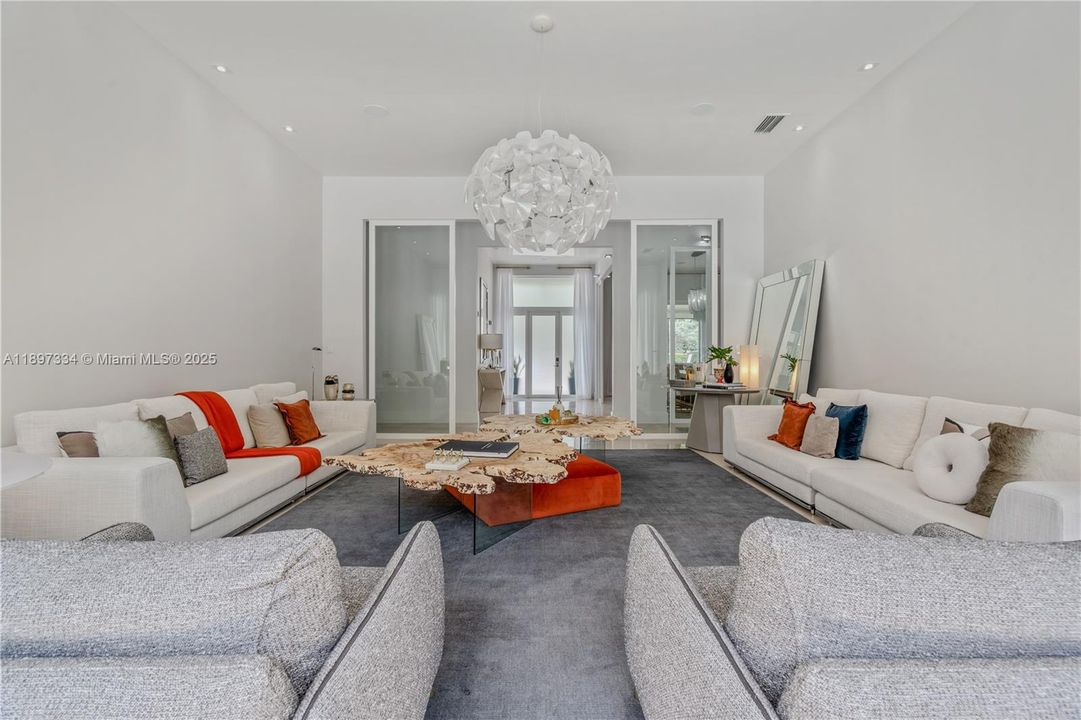 最近售出: $3,320,000 (6 贝兹, 6 浴室, 4303 平方英尺)