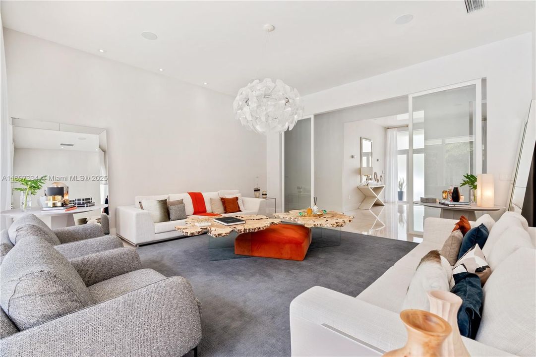 最近售出: $3,320,000 (6 贝兹, 6 浴室, 4303 平方英尺)