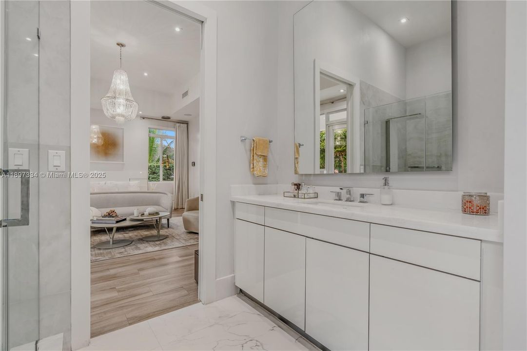 最近售出: $3,320,000 (6 贝兹, 6 浴室, 4303 平方英尺)