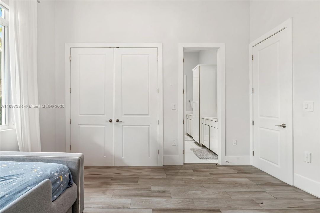 最近售出: $3,320,000 (6 贝兹, 6 浴室, 4303 平方英尺)