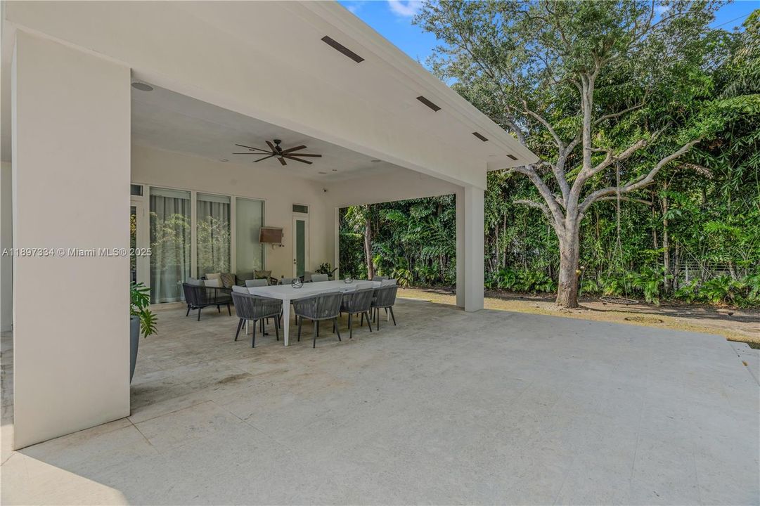 最近售出: $3,320,000 (6 贝兹, 6 浴室, 4303 平方英尺)