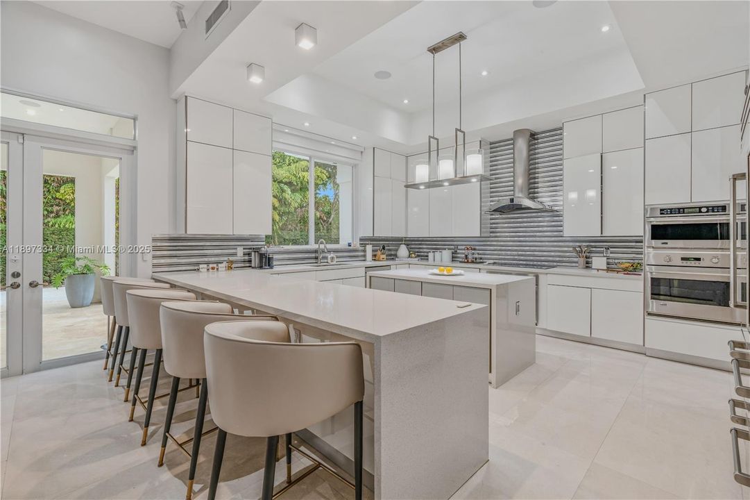 最近售出: $3,320,000 (6 贝兹, 6 浴室, 4303 平方英尺)