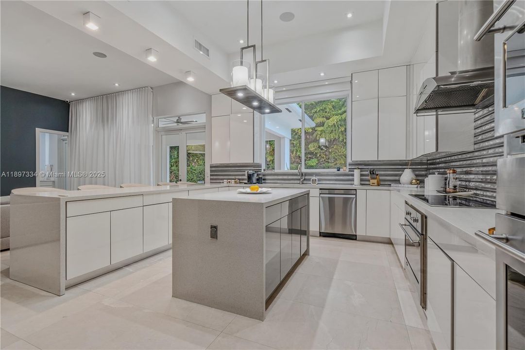 最近售出: $3,320,000 (6 贝兹, 6 浴室, 4303 平方英尺)