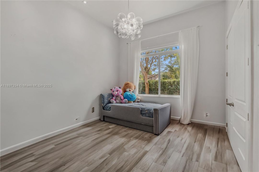 最近售出: $3,320,000 (6 贝兹, 6 浴室, 4303 平方英尺)