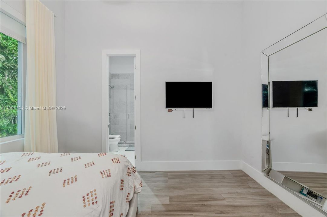 最近售出: $3,320,000 (6 贝兹, 6 浴室, 4303 平方英尺)