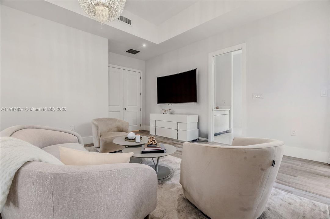 最近售出: $3,320,000 (6 贝兹, 6 浴室, 4303 平方英尺)