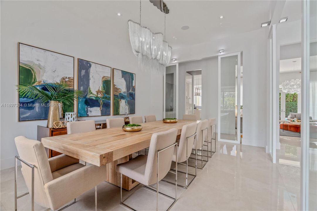 最近售出: $3,320,000 (6 贝兹, 6 浴室, 4303 平方英尺)