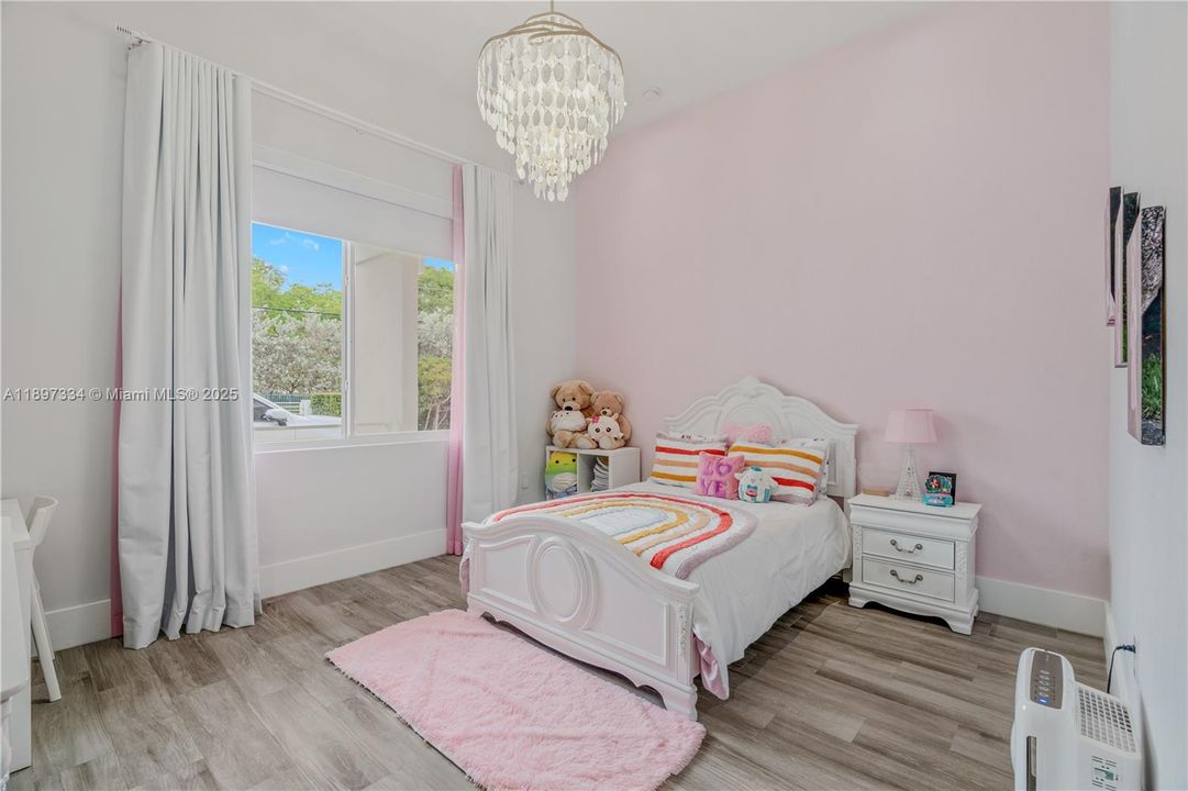 最近售出: $3,320,000 (6 贝兹, 6 浴室, 4303 平方英尺)