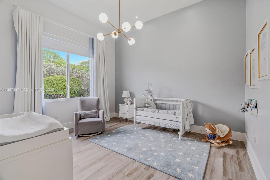 最近售出: $3,320,000 (6 贝兹, 6 浴室, 4303 平方英尺)