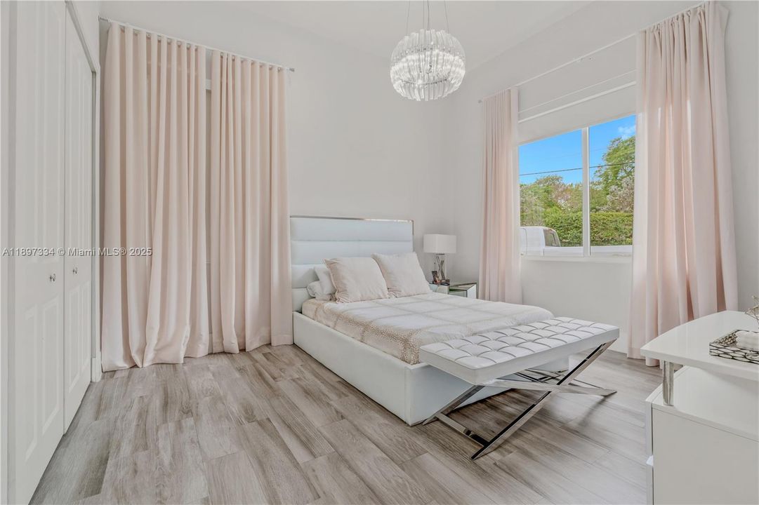 最近售出: $3,320,000 (6 贝兹, 6 浴室, 4303 平方英尺)