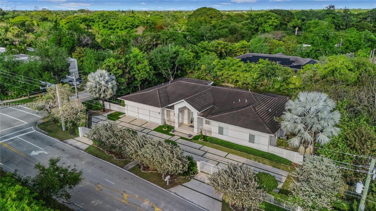 最近售出: $3,320,000 (6 贝兹, 6 浴室, 4303 平方英尺)