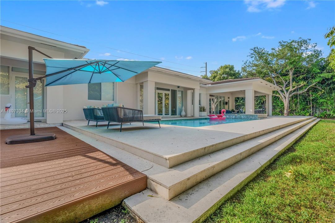 最近售出: $3,320,000 (6 贝兹, 6 浴室, 4303 平方英尺)