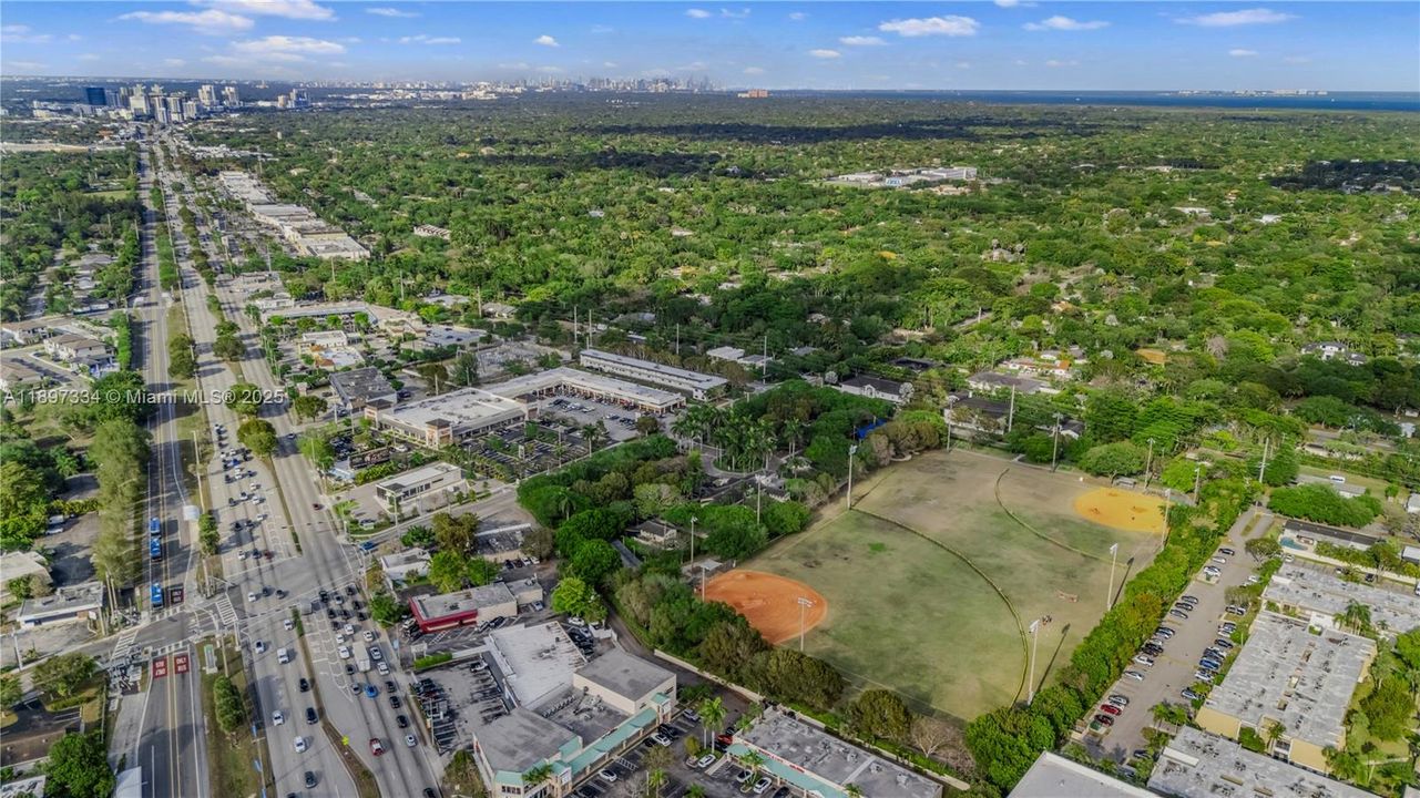 最近售出: $3,320,000 (6 贝兹, 6 浴室, 4303 平方英尺)