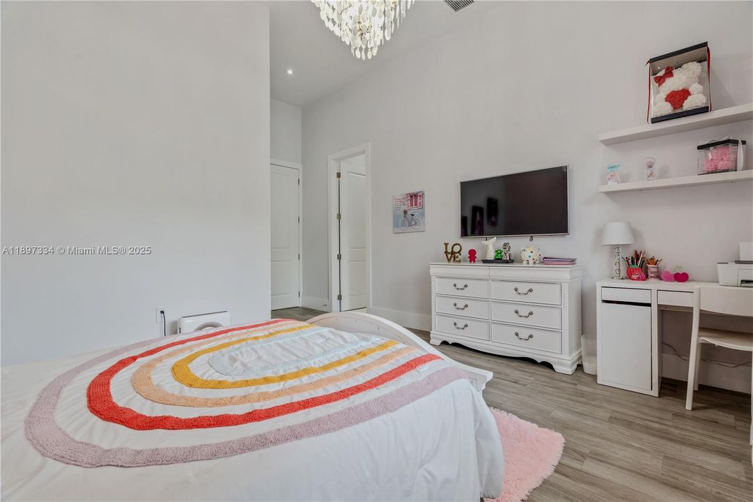 最近售出: $3,320,000 (6 贝兹, 6 浴室, 4303 平方英尺)