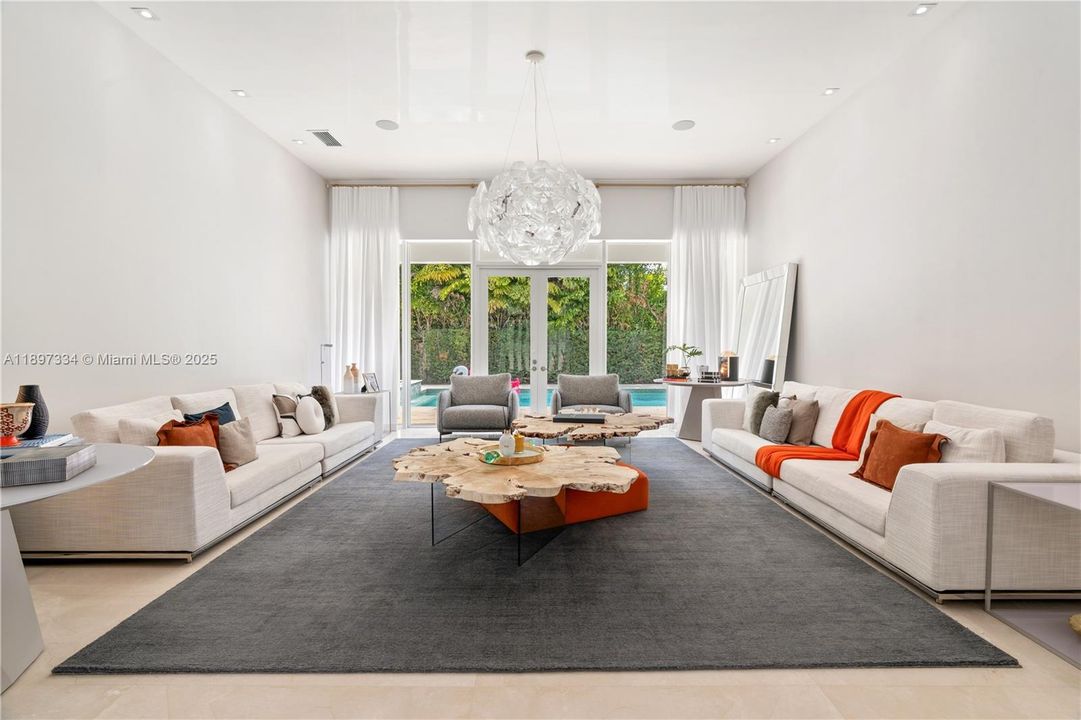 最近售出: $3,320,000 (6 贝兹, 6 浴室, 4303 平方英尺)