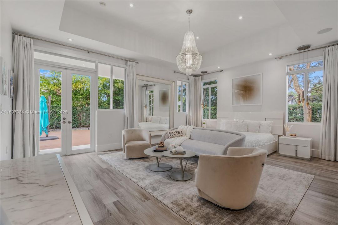 最近售出: $3,320,000 (6 贝兹, 6 浴室, 4303 平方英尺)